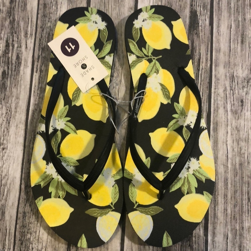 Women’s lemon print black flip flop sandals size 11 NEW
